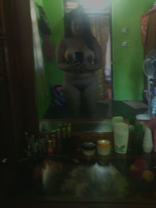 Tamil Sri Lankan girl nude mirror selfies 3