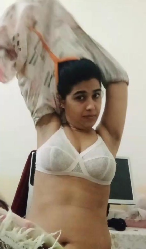 Tamil widow wife Kausalya in bra and topless photos 1
