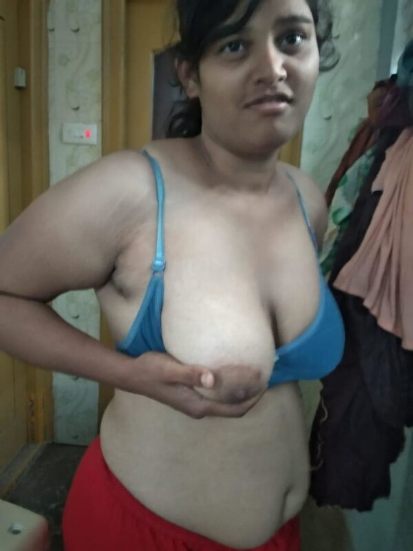 Telugu hot bhabhi saree striptease boob show pics 1