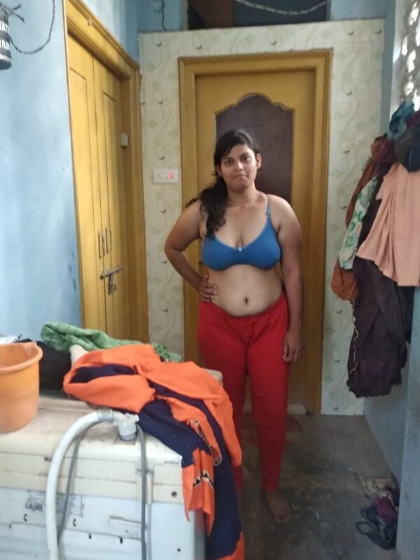 Telugu hot bhabhi saree striptease boob show pics 2