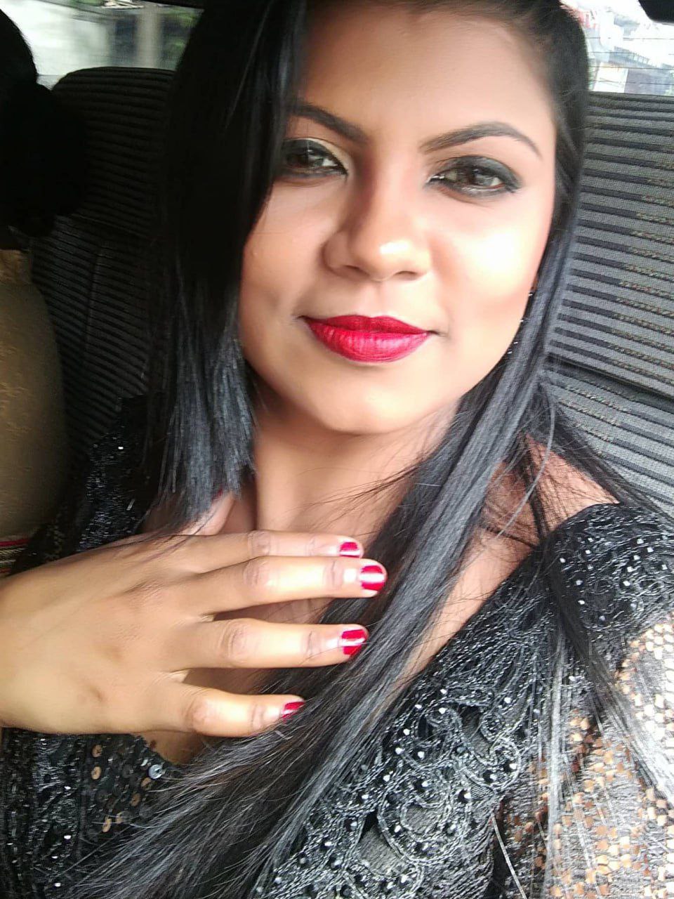 Thick ass Srilankan bhabhi topless selfies 1