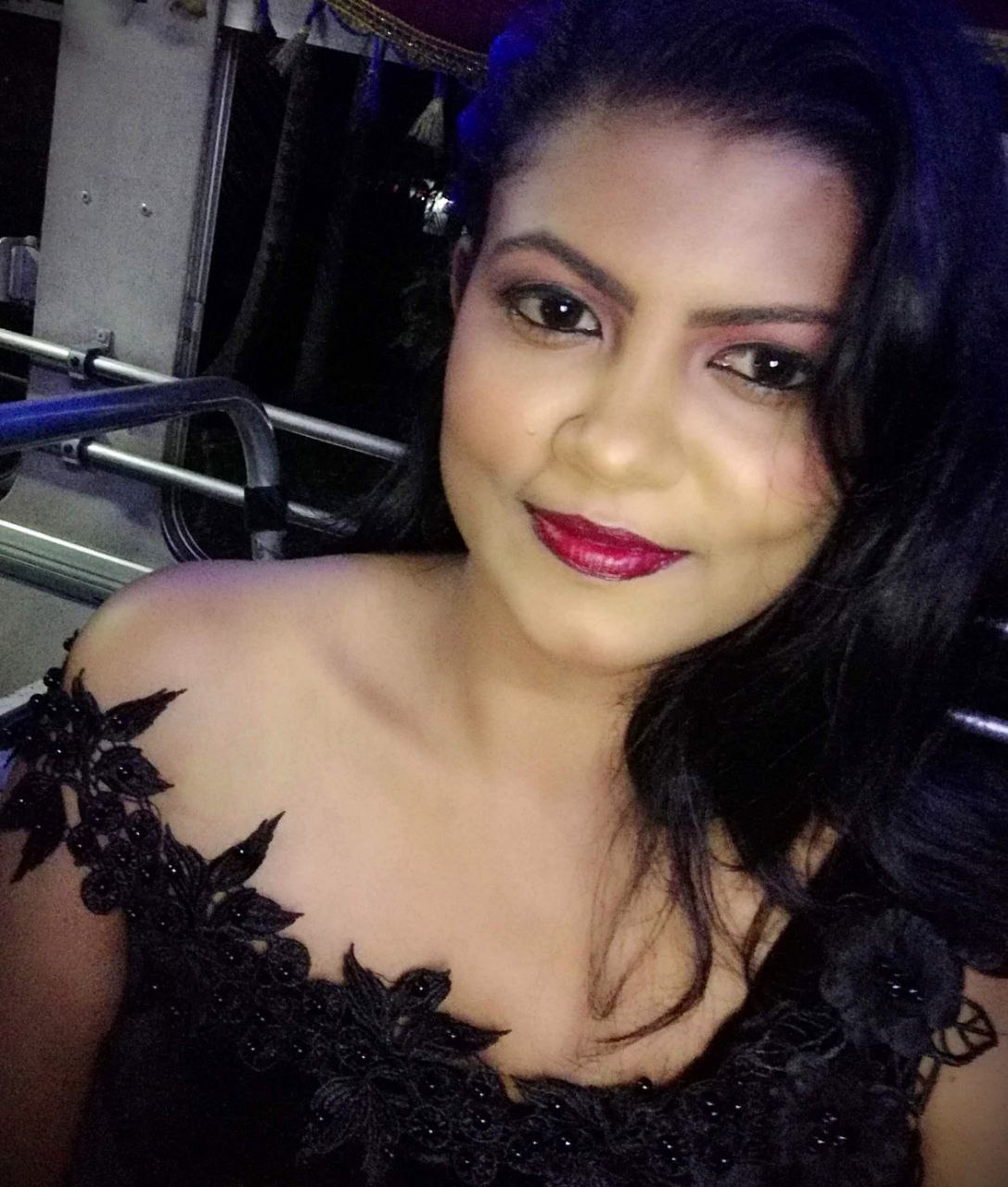 Thick ass Srilankan bhabhi topless selfies 2