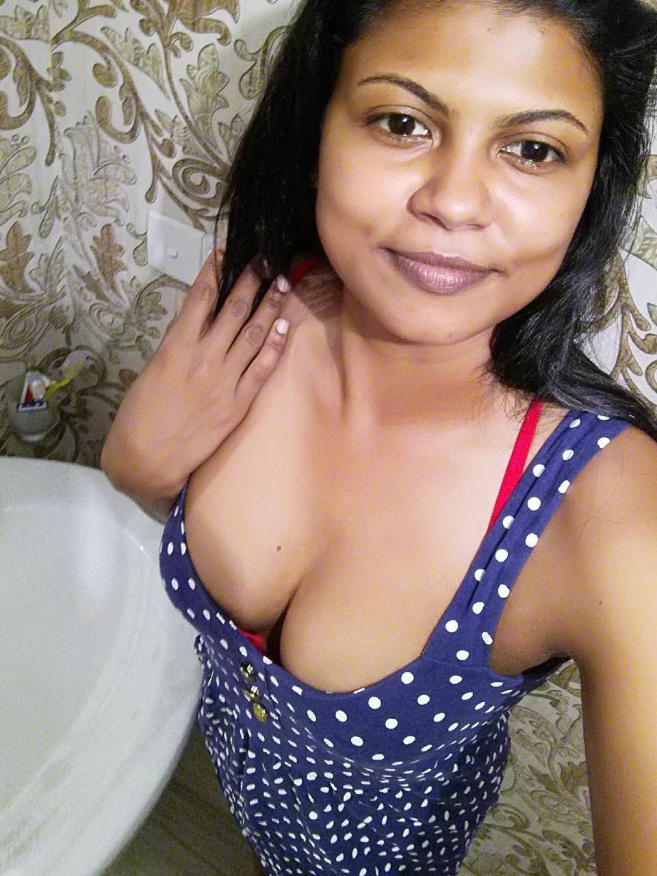 Thick ass Srilankan bhabhi topless selfies 3
