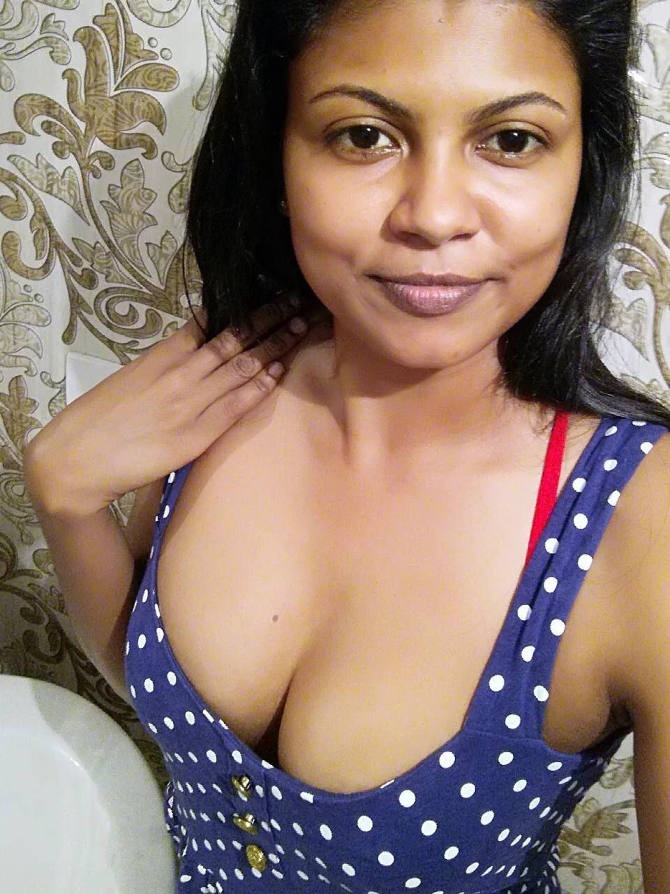 Thick ass Srilankan bhabhi topless selfies 4