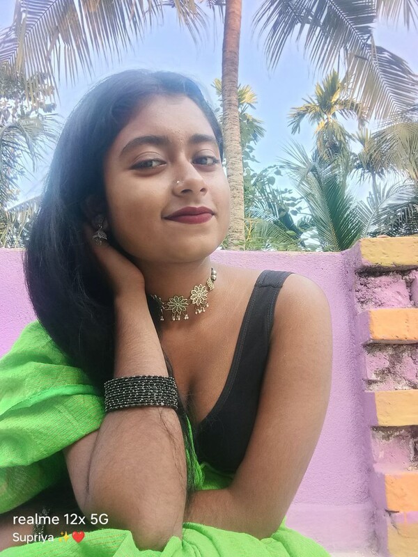 Topless Desi girl Supriya unseen collection 1