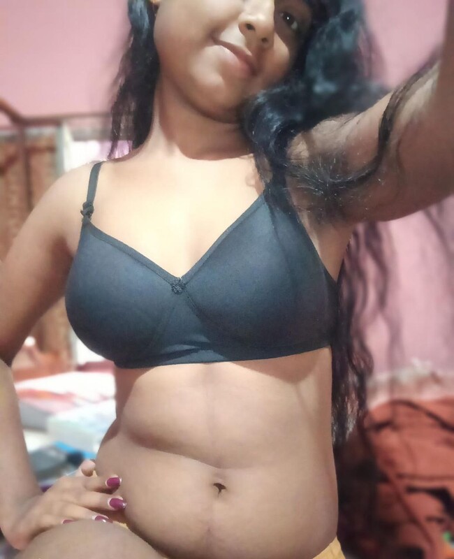 Topless Desi girl Supriya unseen collection 3