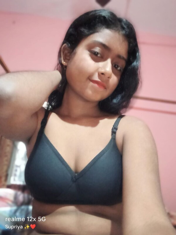 Topless Desi girl Supriya unseen collection 4