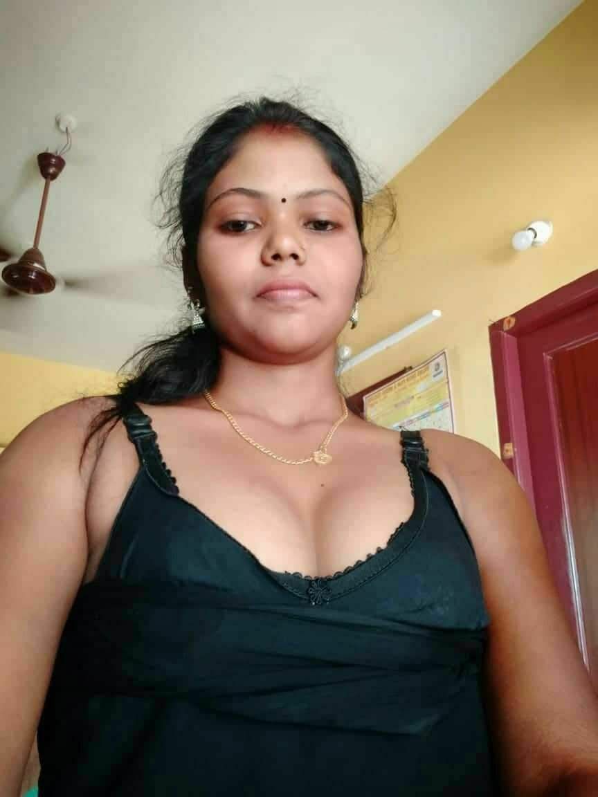 Unmarried Chennai Tamil girl showing round boobs 3