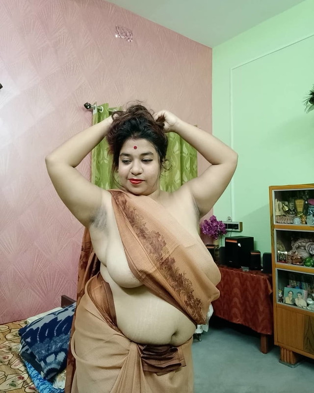 Unsatisfied big boobs Bengali Boudi nude photos 4