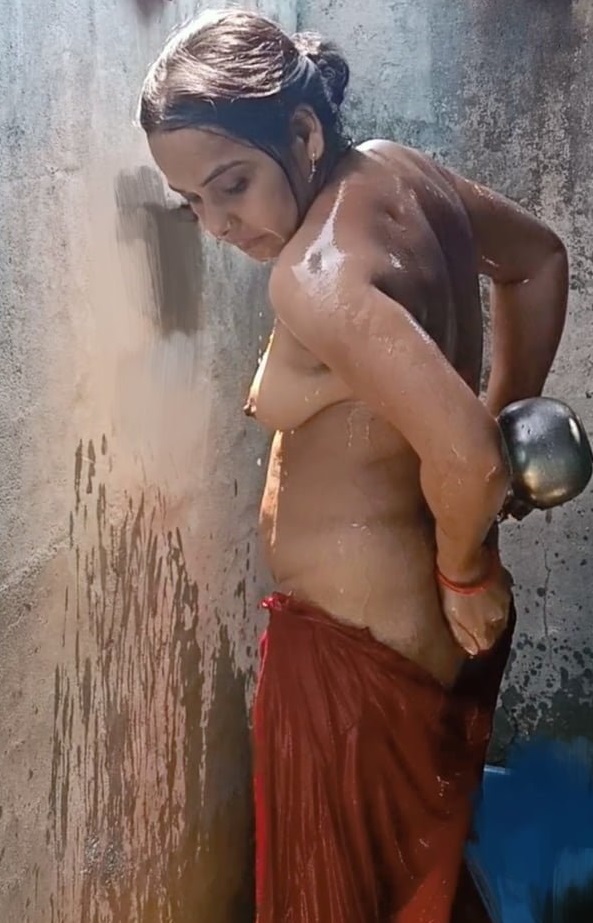 Village Bhabhi nude bath pics 3