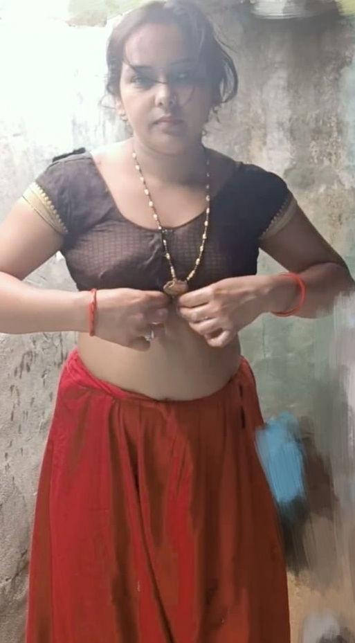 Village Bhabhi nude bath pics 7