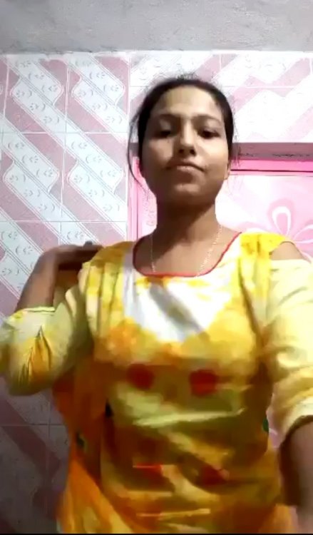 Voluptuous nude Indian girl fingering pussy photos 4