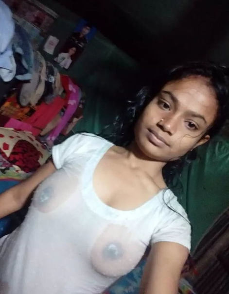 Wet Desi village girl boobs show pics 1