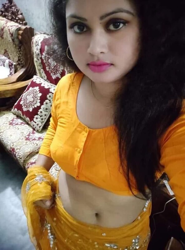 Yellow saree Bengali girl topless selfie pics 2