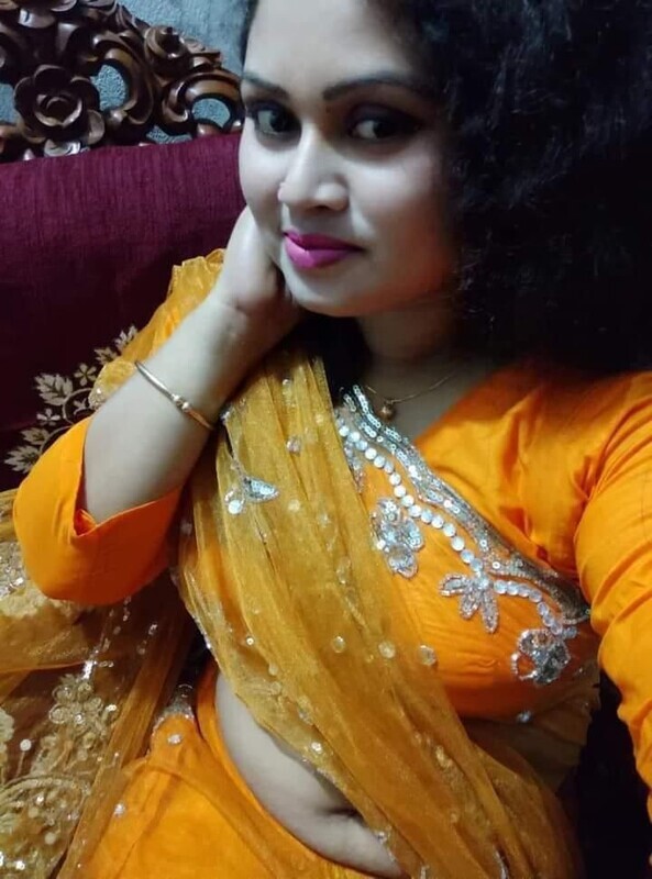 Yellow saree Bengali girl topless selfie pics 3
