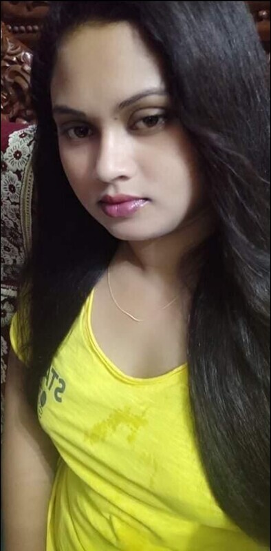 Yellow saree Bengali girl topless selfie pics 4