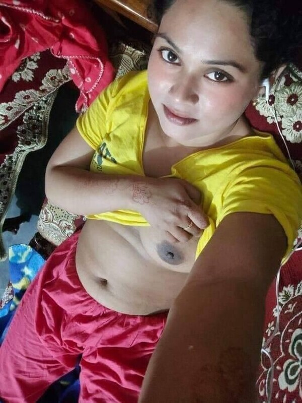 Yellow saree Bengali girl topless selfie pics 5