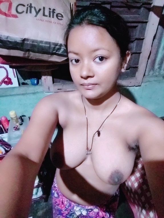 Young Bangla girl nude photos shared on the internet 1