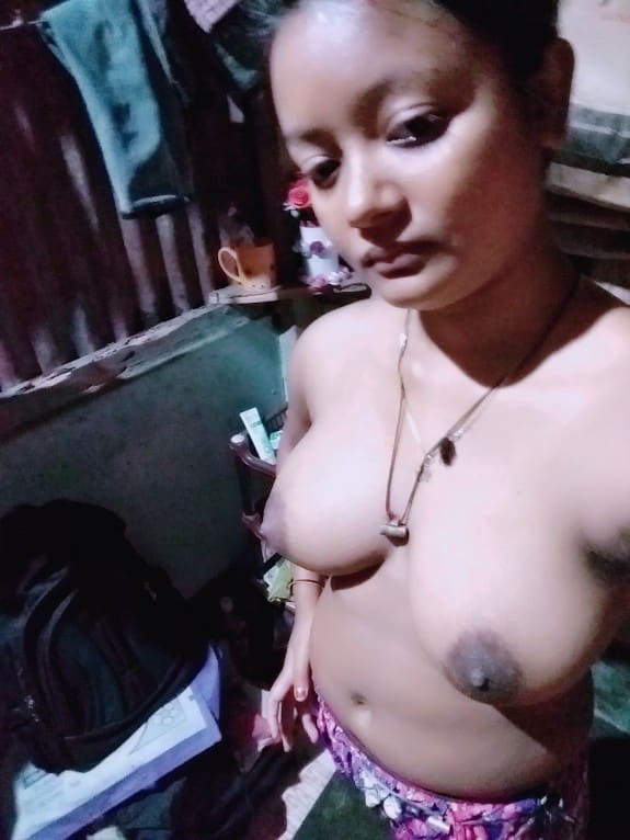 Young Bangla girl nude photos shared on the internet 3