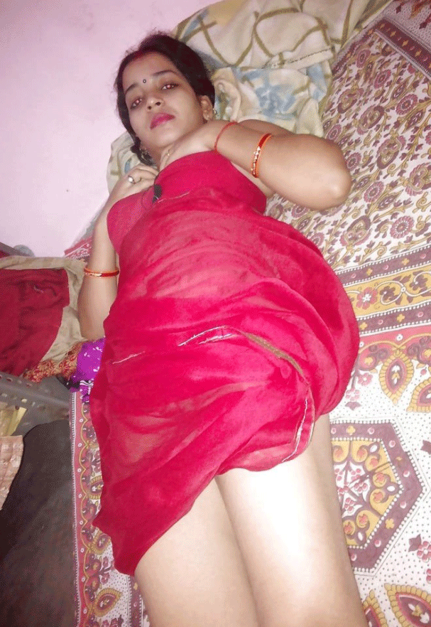 Young Indian wife nude photos taken by her Devar 3